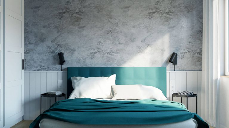 návrh interiéru, moderní ložnice s betonovou stěrkou na stěně a modrozelenou postelí